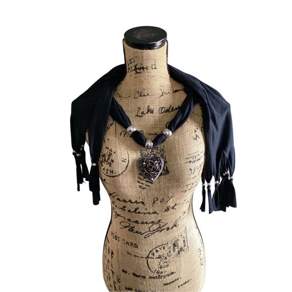 Heart Scarf - Picture 6 of 8